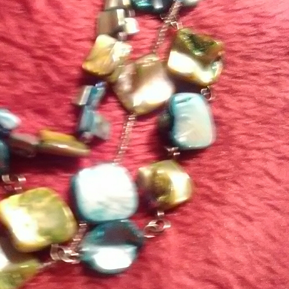 Beautiful Pearled Jewels necklac - Picture 3 of 6